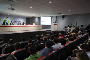 Armando do Valle discursando na solenidade de 50 anos